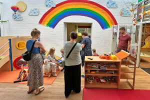 Bunte Farben bestimmen die hellen Räume des "Spatzennests". (Foto: Alexianer)