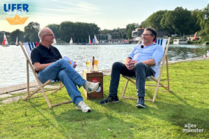 Der Virologe Prof. Dr. Stephan Ludwig (r.) während des Interviews am Aasee. (Foto: Thomas Hölscher)