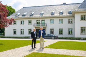 Dr. Christoph Hoppenheit (r.), Kaufmännischer Direktor und stellvertretender Vorstandsvorsitzender des UKM, und Kay-Uwe Kislat, Leiter des Hotels, vor dem „OX“ an der Roxeler Straße. (Foto: UKM/Wibberg)