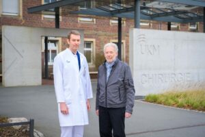 An spezialisierten Zentren gibt es auch bei metastasiertem Darmkrebs erfolgversprechende Behandlungsoptionen: Prof. Benjamin Strücker (li.) und Thomas Bobran. (Foto: UKM / Wibberg)