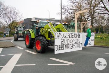 Auf dem Weg zur Demo auf dem Domplatz legten die protestierenden Bauern den Verkehr in Münster zeitweilig lahm, wie hier am Ludgeriplatz. (Foto: Michael Bührke)