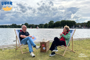 Die Autorin Henrike Jütting (r.) beim Interview am Aasee. (Foto: Thomas Hölscher)