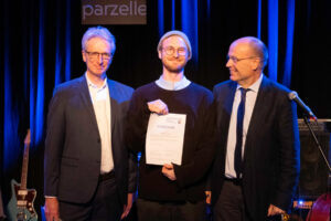 Bei der Übergabe (v.l.): Prof. Dr. Robert von Zahn (Generalsekretär Landesmusikrat NRW), cuba-Jazzkurator Philipp Buck und Dr. Michael Reitemeyer (Ministerium für Kultur und Wissenschaft NRW). (Foto: Peter Lutz)