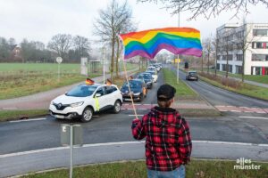 Auch wenn der Autokorso der "Querdenker" durch weniger belebte Teile der Stadt fuhr, stellten sich ihm immer wieder Gegendemonstranten entgegen. (Foto: Thomas Hölscher)