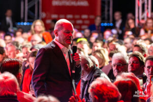 Bundeskanzler Olaf Scholz stellt sich den Fragen des Publikums. (Foto: Thomas Hölscher)