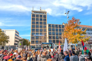 Schon zu Beginn am Hauptbahnhof zeichnete sich das große Interesse für die Demonstration ab. (Foto: Isaak Rose)