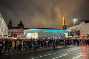 Nach Angaben der Polizei kamen zur Demonstration an der CDU-Zentrale rund 2.500 Personen (Foto: Thomas Hölscher)