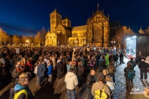 Rund 5.000 Menschen versammelten sich zur Demo auf dem Domplatz. (Foto: Michael Bührke)