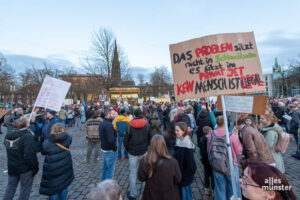 Tausende folgten dem Aufruf des Bündnis "Keinen Meter den Nazis" und des Kollektivs "Busters". (Foto: Michael Bührke)