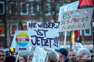 Zahlreiche Teilnehmerinnen und Teilnehmer drückten über Schilder und Transparente ihre Haltung aus. (Foto: Michael Bührke)