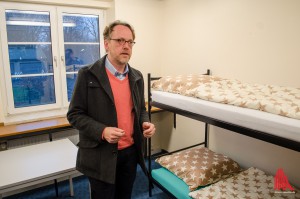 Udo Schröder-Hörster von den Johannitern zeigt ein bezugsfertiges Zimmer. Insgesamt 60 werden erstmal zur Verfügung stehen. (Foto: th)