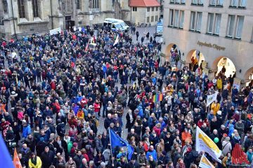 Insgesamt haben sich laut Veranstalter über 10.000 Menschen am Protest gegen den AfD-Neujahrsempfang beteiligt. (Foto: Tessa Viola-Klöpp)