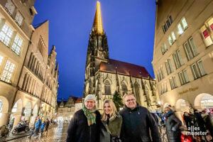 Nach dem "Einknipsen" der Himmelsleiter: OB Markus Lewe, die Künstlerin Billi Thanner und Pfarrer Hans-Bernd Köppen. (Foto: Bastian E.)