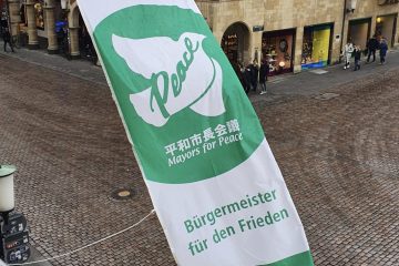 Flagge "Mayors for peace" über dem Prinzipalmarkt. (Foto: Amt für Kommunikation, Stadt Münster.) 