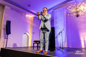 Comedian und Kabarettist Jens Heinrich Claassen, hier bei einem Auftritt in der Friedenskapelle Münster. (Foto: Thomas Hölscher)