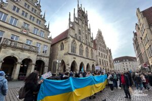 Am Samstagmittag hatten sich zahlreiche Menschen vor dem Rathaus versammelt, um der Opfer des russischen Angriffskrieges zu gedenken. (Foto: Thomas Hölscher)