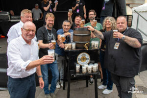 „Münster Mittendrin“-Geschäftsführerin Ana Voogd mit (v.l.) OB Markus Lewe, Siggi Höing (Warsteiner) und den Mitgesellschaftern Bernd Redeker, Severin Romero, Pitti Duyster, Christian Huys und Axel Bröker. (Foto: Thomas Hölscher)