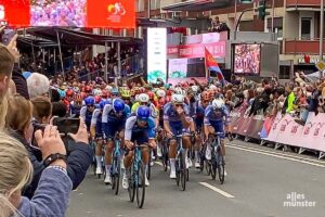 Jasper Philipsen holt den Sieg nach dem Massensprint vor dem Schloss. (Foto: Veronika Brühl)