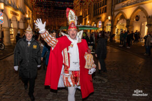 Auftakt für den Prinzenmarsch: Prinz Sascha I. zieht vom Rathaus zum Atlantic Hotel. (Foto: Thomas Hölscher)