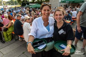 Wilsberg-Produzentin Carina Hackemann (l.) und Schauspielerin Janina Fautz (r.) gaben in der Hitze alles. (Foto: Thomas Hölscher)