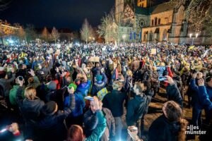 Immer wieder stellen sich auch in Münster Menschen, wie hier auf einer Veranstaltung Anfang des Jahres auf dem Domplatz, gegen die AfD. (Archivbild: Michael Bührke)