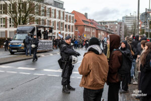 Auch unterwegs traf die "Querdenker"-Demonstration auf spontanen Protest. (Foto: Thomas Hölscher)