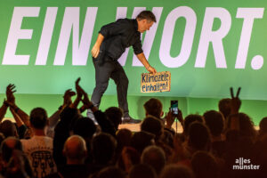 Wirtschafts- und Klimaschutzminister Robert Habeck stellt mit dem Schild eines Gastes eines seiner Ziele vor. (Foto: Thomas Hölscher)