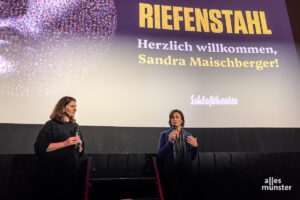 Sandra Maischberger (re.) stellte im Schloßtheater ihren Dokumentarfilm "Riefenstahl" vor. (Foto: Bastian E.)