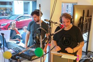 Paul Sattler (li.) und René Back lassen sich beim Schaufensterradio beim Radio machen beobachten. (Foto: Dennis Welpelo)