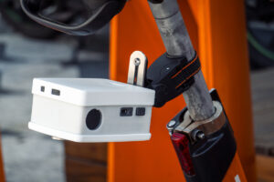 Die senseBox:bike wird unter dem Sattel montiert. (Foto: Mario Pesch)