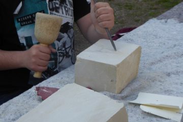 Beim Workshop am Hawerkamp könnt ihr selbst Steinbildhauer werden und echten Baumberger Sandstein bearbeiten. (Foto: Kilian Ziebarth)