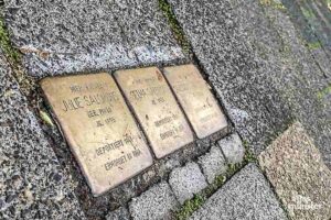 Die "Stolpersteine", wie hier in der Sonnenstraße, sind kleine im Boden verlegte Gedenktafeln, die an das Schicksal der Menschen erinnern, die in der Zeit des Nationalsozialismus verfolgt wurden. (Archivbild: Thomas Hölscher)