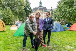 Axel Prahl (li.) und Jan Josef Liefers ermitteln im Umfeld von Studenten in Wohnungsnot, wie Bineta Hansen (Kim Moser). (Foto: Thomas Hölscher)