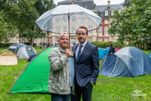 Für Axel Prahl (li.) und Jan Josef Liefers gehört der Regen zu Münster dazu. (Foto: Thomas Hölscher)