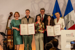 Vertreterinnen und Vertreter des Deutsch-Polnischen Jugendwerks erhalten den Preis des Westfälischen Friedens. (Foto: Thomas Hölscher)