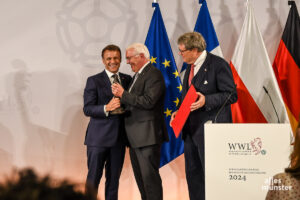 Emmanuel Macron, Frank-Walter Steinmeier und Dr. Reinhard Zinkann während der feierlichen Verleihung des Friedenspreises. (Foto: Thomas Hölscher)