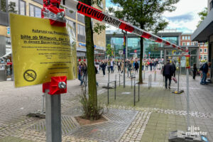 Die Fahrradabstellzonen in der Windthorststraße werden gereinigt und durch eine Linie markiert. (Foto: Ralf Clausen)