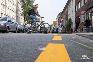 Auf der Wolbecker Straße treffen Autoverkehr, Fahrradfahrer und Fußgänger aufeinander - auf teils wenig Raum. (Foto: Thomas Hölscher)
